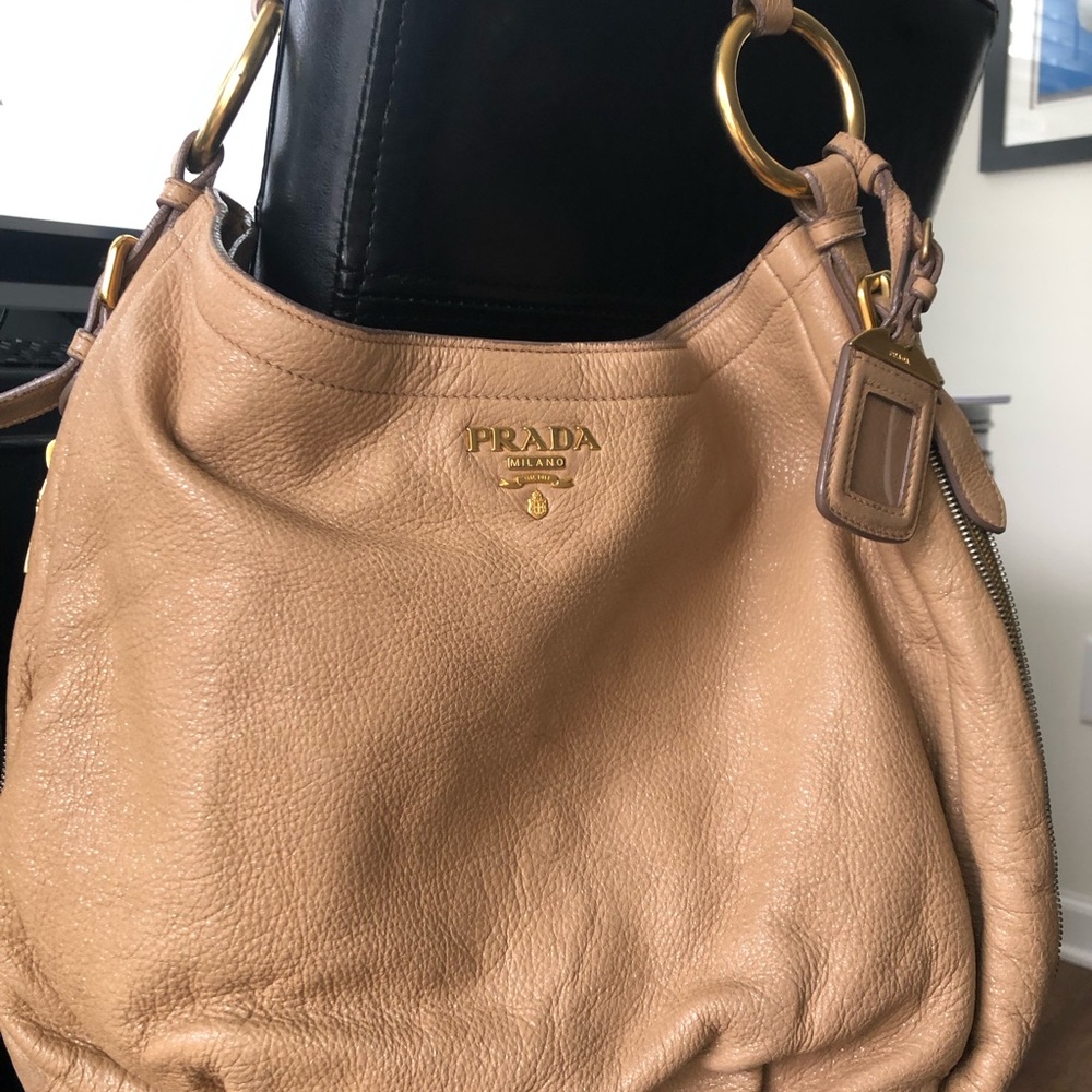 Beautiful Prada Purse With FREE SAME DAY SHIPPING😊